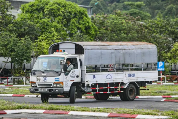 Ngày đầu Công an Hà Nội sát hạch cấp giấy phép lái xe ô tô, có học viên đạt 100 điểm - Ảnh 7.