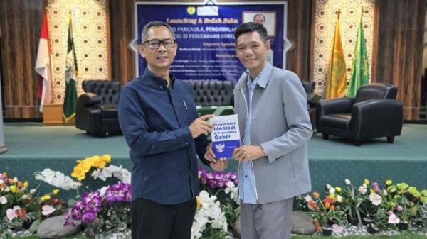 BUKU TENTANG GOBEL - Nasihin Masha (kiri), penulis buku 'Praksis Pancasila, Pengalaman Ideologi di Perusahaan Gobel' dalam serah terima buku dengan Alfi Rahmadi, Chairman Indonesiasentris Foundation di Universitas Islam Negeri (UIN) Syarif Hidayatullah Jakarta, Selasa (17/6/2025).