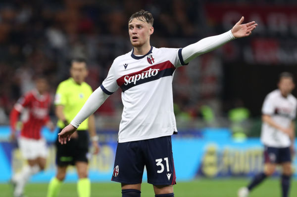 MILAN, ITALY - MAY 09: Sam Beukema of Bologna FC gestures during the Serie A match between AC Milan and Bologna FC at Stadio Giuseppe Meazza on May 09, 2025 in Milan, Italy. (Photo by Marco Luzzani/Getty Images)