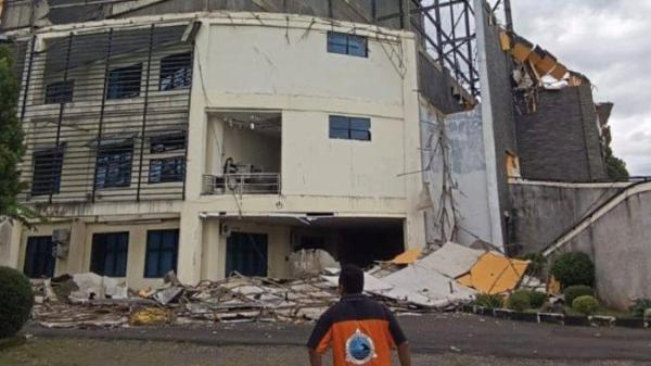 Bagian dari Gedung DPRD Pesawaran mengalami kerusakan setelah runtuh pada Jumat (23/5/2025) siang. Sekwan mengimbau masyarakat tak berspekulasi sembarangan.