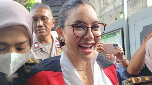 NIKITA MIRZANI NGAMUK - Presenter dan pemain film Nikita Mirzani menjalani sidang perdana kasus dugaan pemerasan dan TPPU, di Pengadilan Negeri Jakarta Selatan, Selasa (24/6/2025). Ia mengamuk di persidangan karena tidak diberi waktu bersuara. 