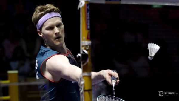 INDONESIA OPEN 2025 - Pebulu tangkis tunggal putra Denmark Anders Antonsen mengembalikan kok ke arah pebulu tangkis tunggal putra China Taipei Chou Tien Chen pada babak final Kapal Api Indonesia Open 2025 di Istora Senayan, Gelora Bung Karno, Jakarta, Minggu (8/6/2025). Antonsen berhasil menjuarai Indonesia Open 2025 usai menang dengan skor 22-20 dan 21-14. TRIBUNNEWS/IRWAN RISMAWAN
