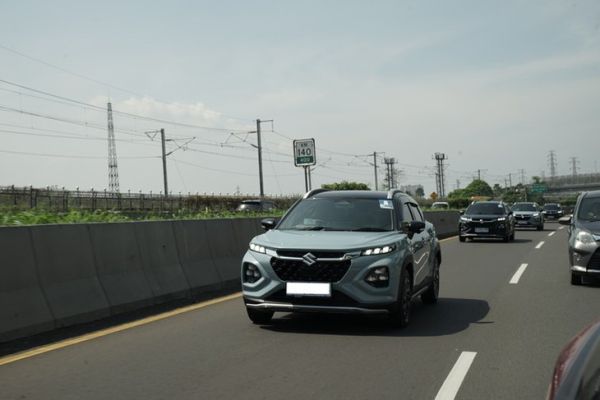 Suzuki Fronx test thực tế chỉ từ 2,2 lít/100km, về Việt Nam nếu chạy Hà Nội - Ninh Bình đều chân tốn nửa cốc trà sữa- Ảnh 4. Suzuki Fronx sắp về Việt Nam chỉ tốn 2,2 lít xăng/100km, chạy Hà Nội - Ninh Bình chỉ mất 40.000 đồng - Ảnh 3.