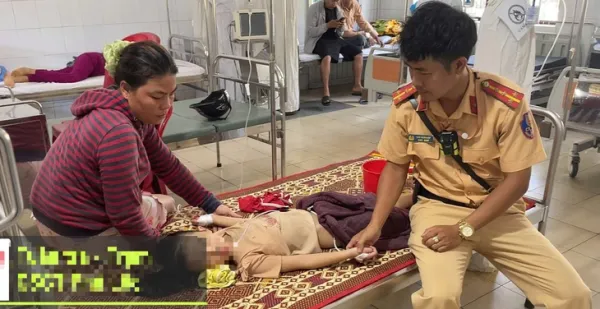 Bé gái bị co giật được cảnh sát giao thông dùng xe tuần tra chở đến bệnh viện cấp cứu - Ảnh 1.