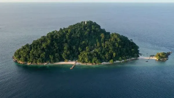 Satgas Operasi Bima Suci (OBS) 2020, Taruna-taruna AAL dan dibantu warga memindahkan logistik dan alat kesehatan untuk diberikan kepada personel Pamtas di Pulau Laut, Kepulauan Riau.