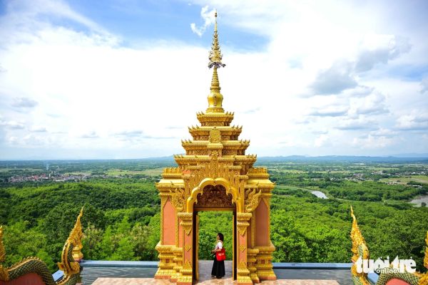 Đến cố đô Lampang nghe lọc cọc tiếng vó ngựa, ngắm bảo tháp lơ lửng giữa tầng mây - Ảnh 1.