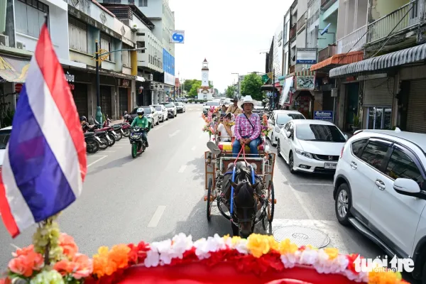 Đến cố đô Lampang nghe lọc cọc tiếng vó ngựa, ngắm bảo tháp lơ lửng giữa tầng mây - Ảnh 10.