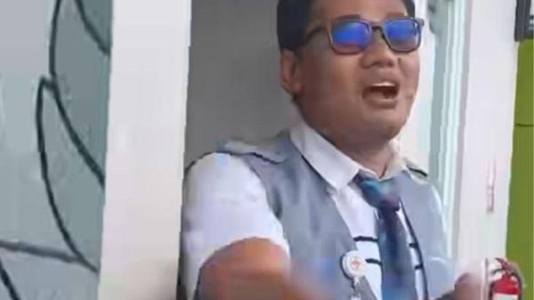 PETUGAS VIRAL - Tangkapan layar Petugas Kereta Api Sulsel minta balita tak punya tiket ditinggal di stasiun.
