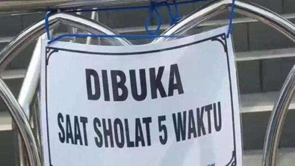 DIGEMBOK - Penampakan masjid di Depok, Jawa Barat digembok karena sering dibuat main anak-anak. Dibuka hanya waktu salat, Rabu (25/6/2025).