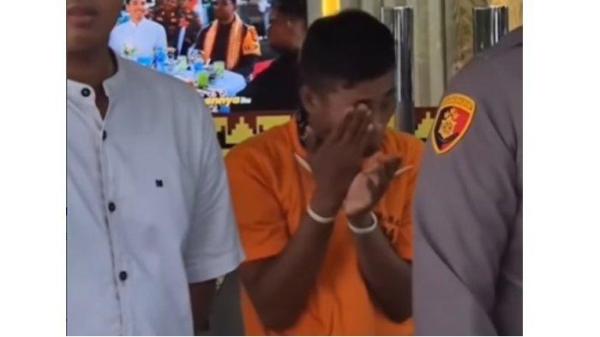 MENANGIS - Seorang marbot masjid berinisial R (32) di Lampung menangis saat dihadapkan ke awak media. Dia terpaksa mencuri untuk memenuhi kebutuhan anak istri.