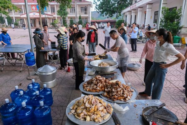 Bữa cơm chan đầy yêu thương của cha mẹ nơi 'ký túc xá dã chiến' mùa thi - Ảnh 6. thi tốt nghiệp - Ảnh 6.