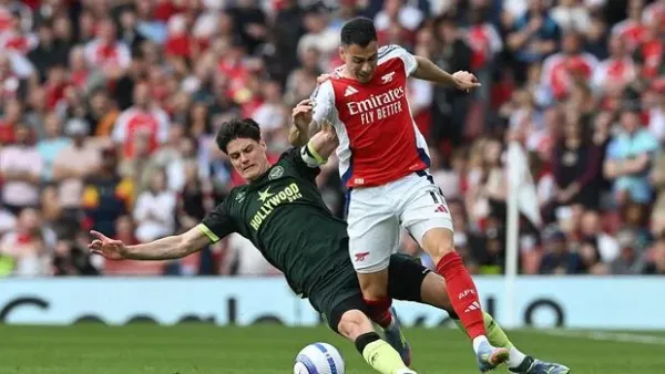 LONDON, ENGLAND - APRIL 12: Gabriel Martinelli of Arsenal is challenged by Christian Norgaard of Brentford during the Premier League match between Arsenal FC and Brentford FC at Emirates Stadium on April 12, 2025 in London, England. (Photo by David Price/Arsenal FC via Getty Images)