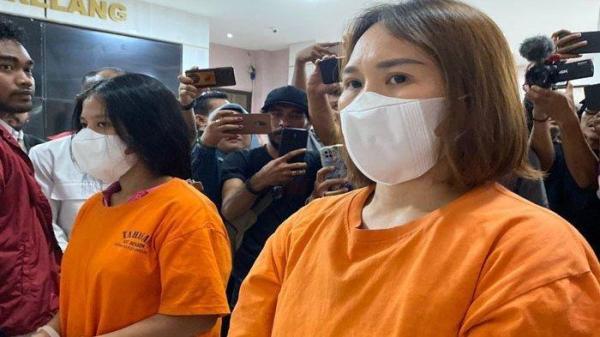 PENGANIAYAAN ART DI BATAM - Roslina (paling kanan) dan Merlin, dua tersangka penganiayaan ART di Batam asal NTT saat ungkap kasus di Polresta Barelang, Senin (23/6/2025).