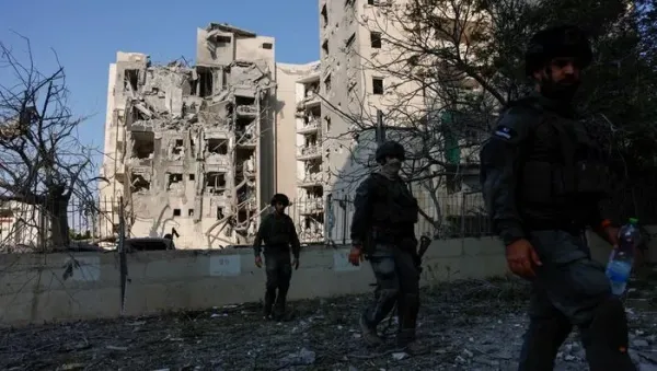 Emergency personnel work at an impacted residential site, following a missile attack from Iran on Israel, amid the Israel-Iran conflict, in Beer Sheva, Israel June 24, 2025. REUTERS/Amir Cohen