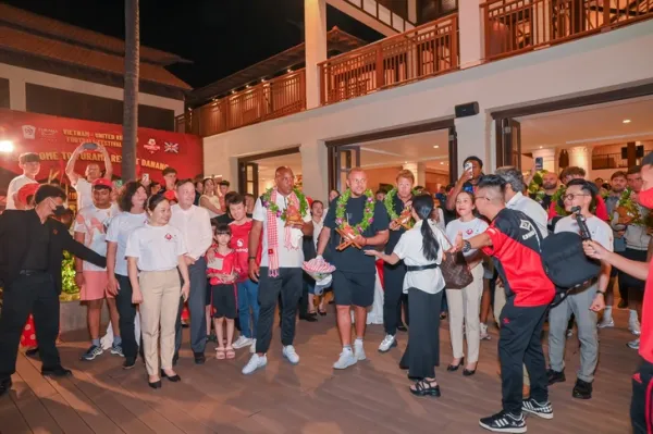 Các thành viên Manchester United đã đáp sân bay Đà Nẵng và về resort 5 sao - Ảnh 2.