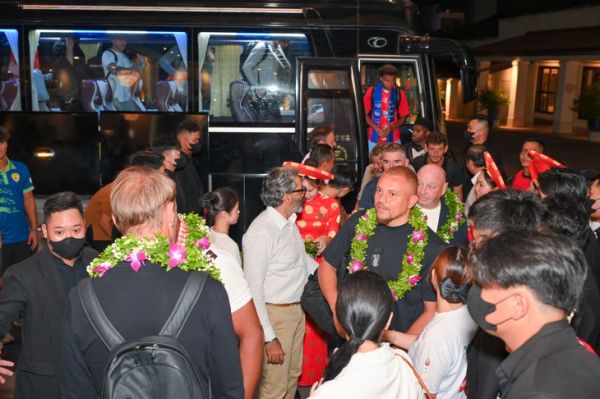 Các thành viên Manchester United đã đáp sân bay Đà Nẵng và về resort 5 sao - Ảnh 3.