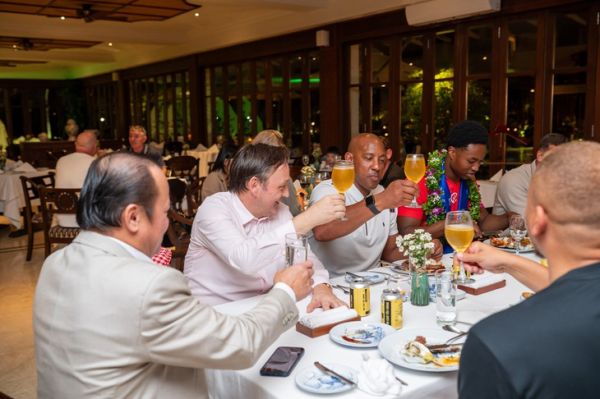 Các thành viên Manchester United đã đáp sân bay Đà Nẵng và về resort 5 sao - Ảnh 5.
