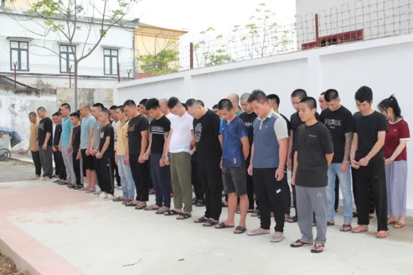 Một số nghi phạm trong đường dây bị cảnh sát bắt. Ảnh: Hòa Vang