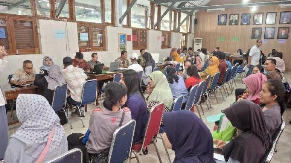 Orang tua siswa mengantre untuk mengadukan berbagai kendala yang dialami saat proses SPMB di posko pelayanan SPMPB Disdik Kota Semarang, Selasa (24/6/2025).