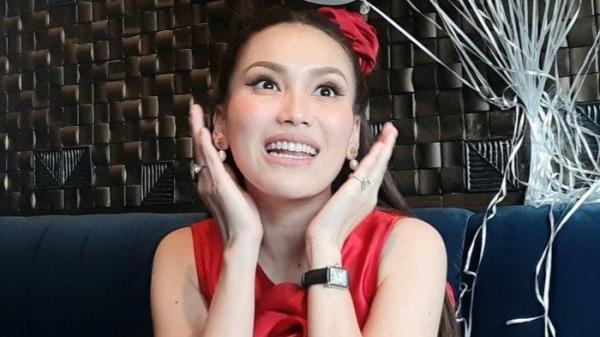 KOPER DIBONGKAR - Foto arsip pedangdut Ayu Ting Ting disela menggelar pesta ulang-tahunnya ke-31 di sebuah hotel di kawasan Kemang, Jakarta Selatan, Minggu (25/6/2023). Baru-baru ini, Ayu liburan ke Jepang. Ia mengaku koper dibongkar petugas bandara karena ketahuan bawa rendang.