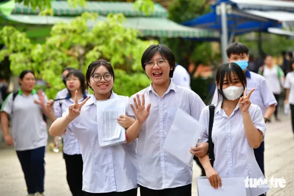 Thí sinh nói gì về đề thi văn tốt nghiệp THPT 2025 - Ảnh 3. đề thi văn - Ảnh 2.