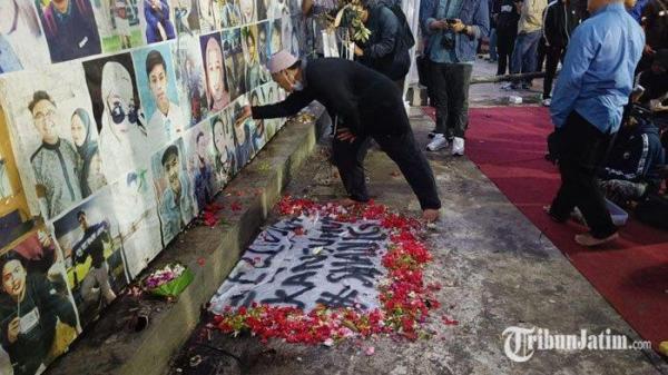 TABUR BUNGA (Arsip) - Keluarga korban Tragedi Kanjuruhan saat menabur bunga di depan pintu 13 Stadion Kanjuruhan Malang yang menjadi saksi bisu Tragedi Kanjuruhan, Selasa (1/10/2024). Duka dan luka masih menyelimuti hati Aremania dan suporter sepak bola atas kejadian kelam itu.