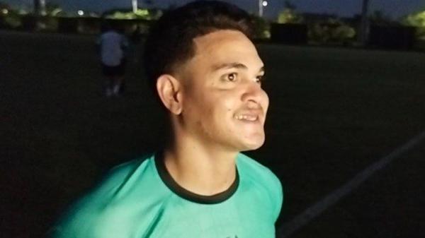 PEMAIN ASING - Gali Freitas, pemain asing baru Persebaya usai mengikuti latihan perdana tim menatap kompetisi musim 2025/2026 di Lapangan B dan C Kompleks Stadion Gelora Bung Tomo (GBT) Surabaya, Senin (23/6/2025). Pemain berpaspor Timor Leste itu menyebut keluarga sangat senang dan mendukung ketika mendengar nama Persebaya.