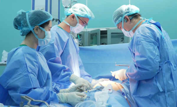 Bệnh nhân được phẫu thuật tại Bệnh viện Quân y 175 sáng 26/6. Ảnh: Bệnh viện cung cấp