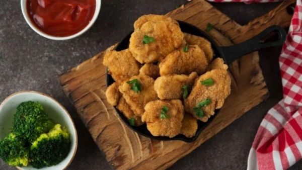 These moong dal pakora are loaded with fiber and nutrients, keeping you full for longer. A great choice for weight-watchers and fitness lovers.