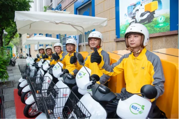 Các bưu tá của Vietnam Post sử dụng xe Benly e: để giao bưu phẩm, vận chuyển hàng. Ảnh: HVN
