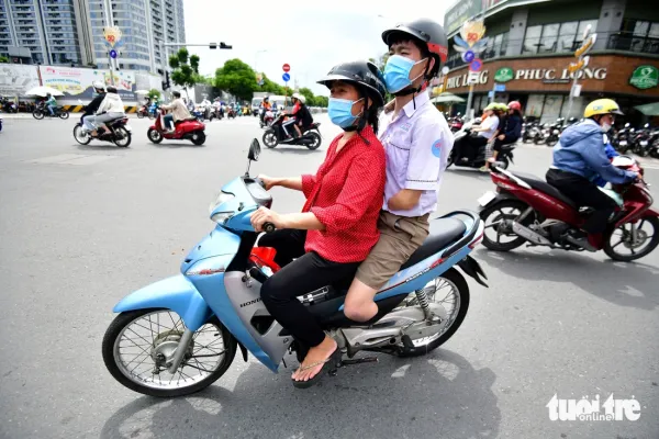 Gia Lâm đi thi tốt nghiệp, không bàn tay nhưng không muốn phiền thầy cô viết bài thay - Ảnh 2.