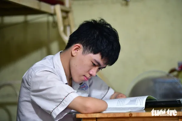 Gia Lâm đi thi tốt nghiệp, không bàn tay nhưng không muốn phiền thầy cô viết bài thay - Ảnh 3.
