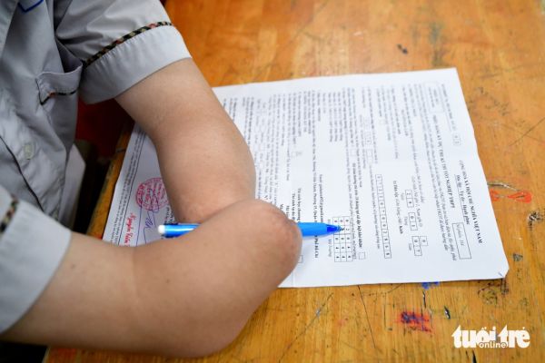 Gia Lâm đi thi tốt nghiệp, không bàn tay nhưng không muốn phiền thầy cô viết bài thay - Ảnh 6.