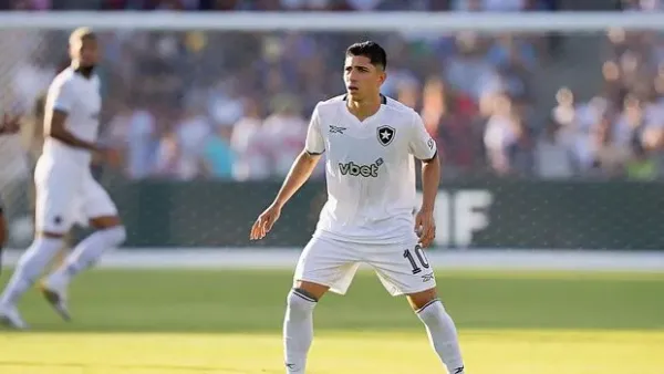 PASADENA, CALIFORNIA - JUNE 19: Jefferson Savarino #10 of Botafogo looks down the field during the FIFA Club World Cup 2025 group B match between Paris Saint-Germain FC and Botafogo FR at Rose Bowl Stadium on June 19, 2025 in Pasadena, California. (Photo by Dave Bernal/ISI Photos/ISI Photos via Getty Images)