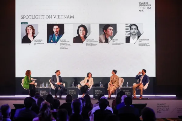 Bà Thi Anh Đào, Giám đốc khối Marketing Masterise Group, chia sẻ tại diễn đàn. Ảnh: Masterise Homes