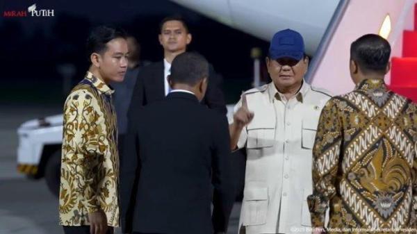 TAK MAU - Presiden Prabowo Subianto berpamitan saat akan terbang ke Singapura dilepas oleh Wakil Presiden Gibran Rakabuming, Wakil Ketua DPR Sufmi Dasco Ahmad, Menteri Sekretaris Negara Prasetyo Hadi, serta Menteri Energi dan Sumber Daya Mineral (ESDM) Bahlil Lahadalia pada Minggu (15/6/2025).