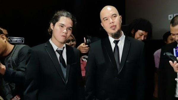 BEDA KEPRIBADIAN - Musisi Ahmad Dhani Bersama anaknya, Dul Jaelani. Maia Estianty menyebut Dul paling mirip wajahnya dengan Dhani, namun sikap bertolak belakang, Jumat (27/6/2025).