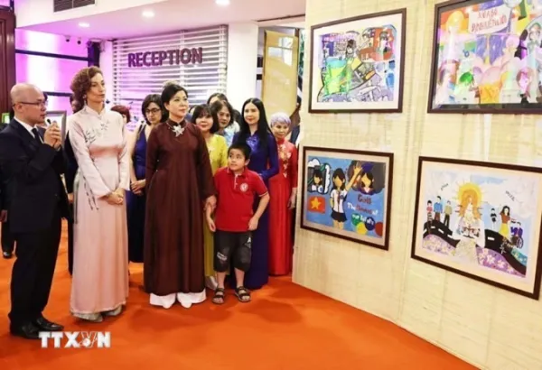 Phu nhân Ngô Phương Ly và Tổng giám đốc Audrey Azoulay tham dự triển lãm tranh tại Bảo tàng Phụ nữ Việt Nam hôm 27/6. Ảnh: TTXVN