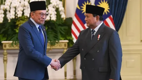 Presiden Prabowo Subianto (kanan) berjabat tangan dengan Perdana Menteri Malaysia Anwar Ibrahim (kiri) sebelum pertemuan bilateral di Istana Merdeka, Jakarta, Jumat (27/6/2025). Kunjungan kenegaraan PM Malaysia Anwar Ibrahim di Istana Kepresidenan Jakarta tersebut untuk membahas hubungan bilateral, tindak lanjut dari sejumlah agenda ASEAN di Kuala Lumpur beberapa waktu lalu, serta bertukar pandangan soal dinamika kawasan dan global yang menjadi perhatian bersama. ANTARA FOTO/Galih Pradipta/app/nym.
