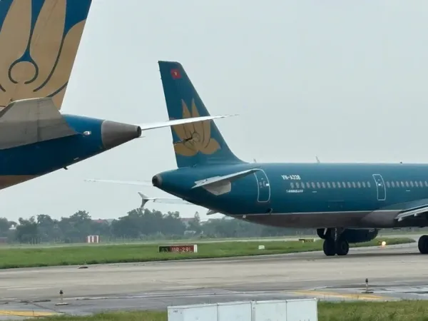 Hai máy bay va nhau trên đường lăn tại sân bay Nội Bài - Ảnh 1.