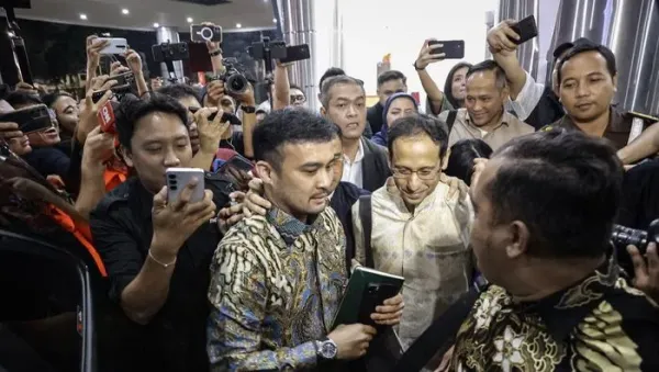 Mantan Menteri Pendidikan, Kebudayaan, Riset, dan Teknologi (Mendikbudristek) Nadiem Makarim (tengah) menjawab pertanyaan awak media usai menjalani pemeriksaan di Gedung Jampidsus Kejaksaan Agung, Jakarta, Senin (23/6/2025). Nadiem Makarim diperiksa sebagai saksi terkait kasus dugaan korupsi dalam pengadaan laptop Chromebook di Kemendikbudristek pada tahun 2019-2022. ANTARA FOTO/Dhemas Reviyanto/tom.