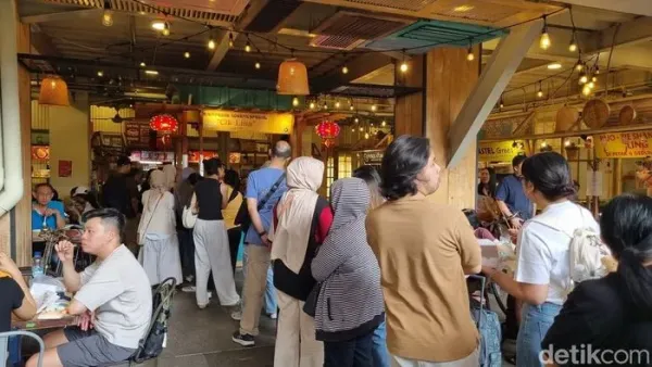 Kawasan pecinan Glodok, Jakarta Barat, ramai dikunjungi warga yang berburu kuliner viral (Taufiq S/detikcom)