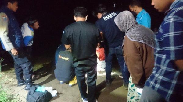 IDENTIFIKASI JENAZAH - Personel Unit Inafis Satreskrim Polres Tulungagung sedang mengidentifikasi jenazah bayi laki-laki yang ditemukan di aliran Sungai Brantas Desa Pinggirsari, Kecamatan Ngantru, Kabupaten Tulungagung, Jawa Timur, Jumat (27/6/2025) malam. Saat ditemukan, jenazah bayi ini masih lengkap dengan plasenta atau ari-ari.