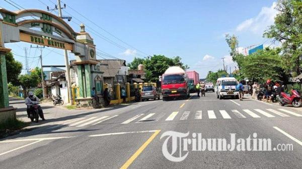 KECELAKAAN MAUT TUBAN - Lokasi kecelakaan maut antara bus dan sepeda motor di Jalan Raya Tuban–Widang, masuk Desa Penidon, Kecamatan Plumpang, Kabupaten Tuban, Jawa Timur, Jumat (27/6/2025). Kecelakaan ini mengakibatkan dua pelajar perempuan asal Lamongan tewas.