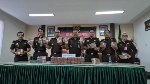 PRES RILIS - Kasie Intelejen Kejari Ponorogo, Agung Riyadi (tengah) bersama Kasie Pidsus, Ivan Yoko (kemeja putih), Kasie Barang bukti, Sebastian (kanan Kejari) saat konfrensi pers penyitaan uang sebanyak Rp 3.175.000.000 dalam kasus Penyimpangan Dana BOS SMK PGRI 2 Ponorogo di Aula Kejari Ponorogo, Jalan MT Haryono, Kelurahan Jingglong, Kecamatan/Kabupaten Ponorogo, Jatim, Selasa (24/6/2025). Uang sebanyak Rp 3,1 M itu disita oleh 3 orang saksi kasus tindak pidana korupsi penyimpangan dana BOS SMK PGRI 2 Ponorogo.