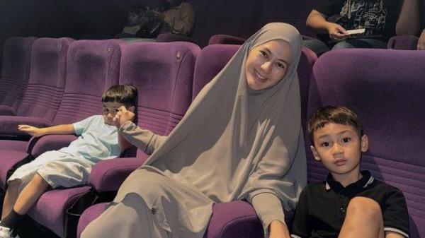 Paula Verhoeven bersama Kiano dan Kenzo seusai cerai dari Baim Wong, dicapture 29 Mei 2025.