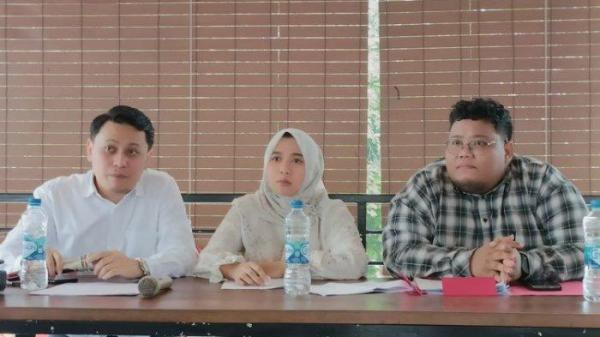VIRAL - Pemilik Nafa Wedding, Elfaumi Farkhah (tengah) didampingi pengacaranya Carlos Fernando Silalahi (kiri) dan Dekardo Tiarif (kann) saat menyampaikan peristiwa viral pengantin pingsan karena kecewa dekorasi pernikahan tak sesuai di Serang, Banten, Jumat (27/6/2025).()
