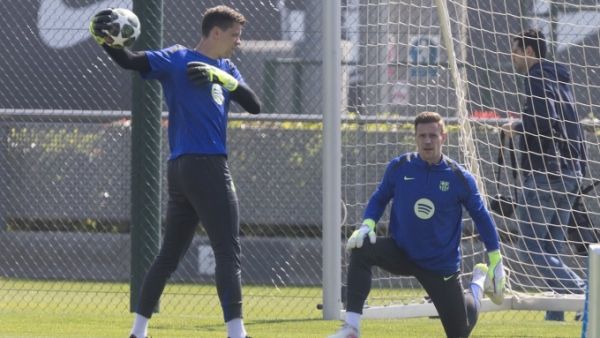 Ter Stegen (phải) và Szczesny trên sân tập Barca mùa trước. Ảnh: AS