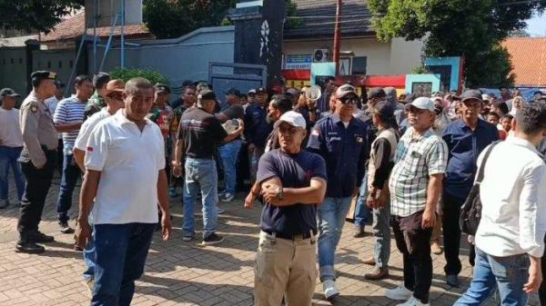 DEMO SPMB TANGERANG - Unjuk rasa tolak sistem penerimaan murid baru (SPMB) yang dilakukan ratusan orangtua calon murid di SMAN 3 Kabupaten Tangerang, Banten, berlangsung ricuh, Kamis (26/6/2025). Ratusan orangtua calon murid itu protes lantaran anak mereka yang telah mendaftar lewat jalur domisili tak diterima meskipun jarak antara sekolah dengan tempat tinggalnya sangat dekat. 