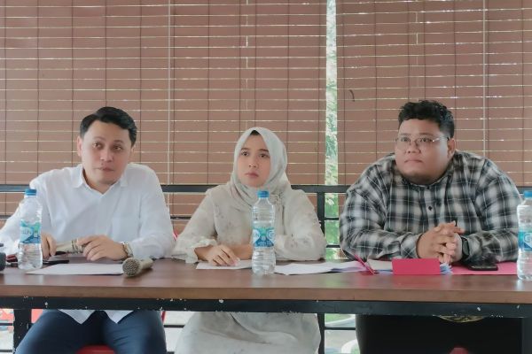 Pemilik Nafa Wedding, Elfaumi Farkhah (tengah), didampingi pengacaranya, Carlos Fernando Silalahi (kiri) dan Dekardo Tiarif (kanan), saat menyampaikan peristiwa viral pengantin pingsan karena kecewa dekorasi pernikahan tak sesuai di Serang, Banten, Jumat (27/6/2025).